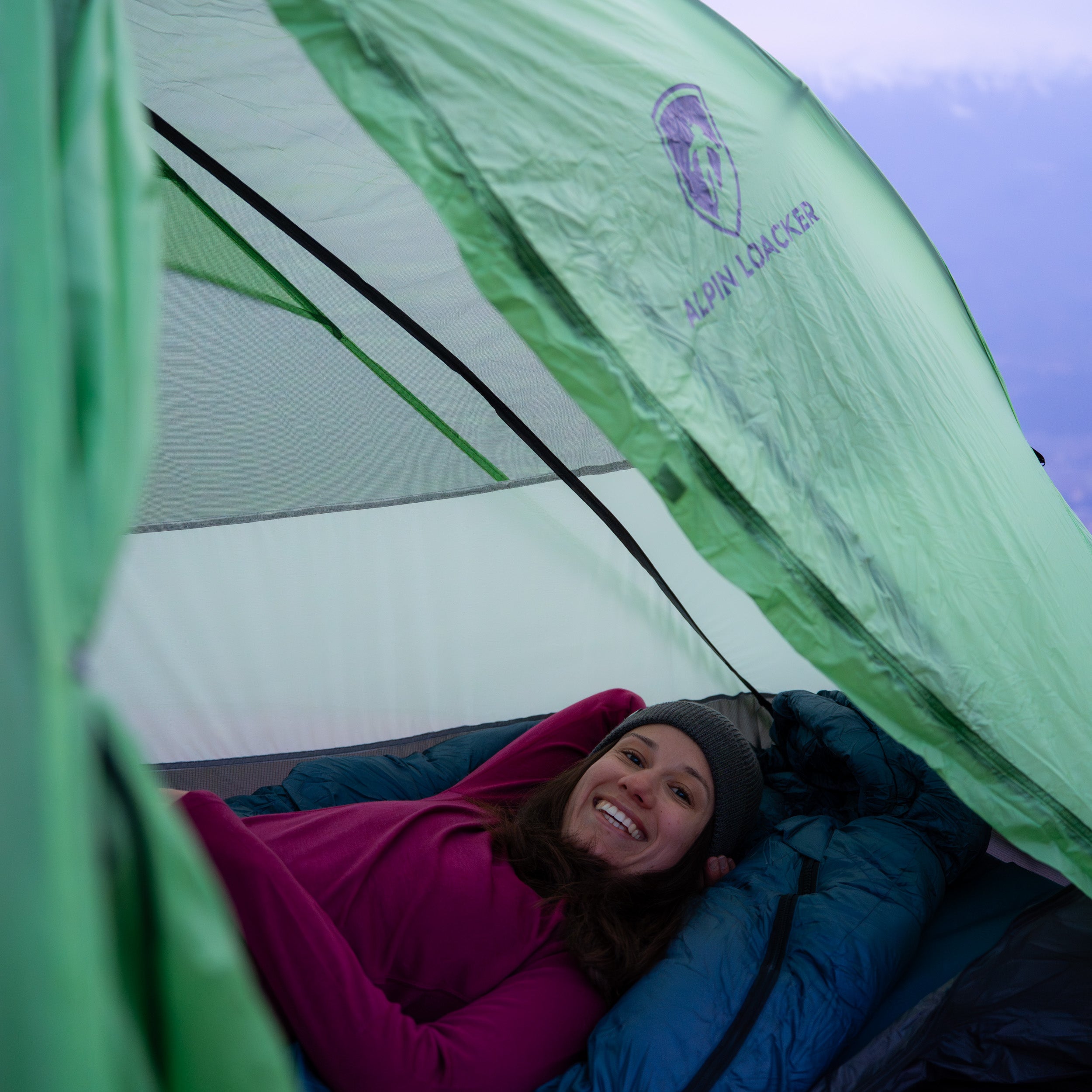 Frau liegt in Lumen 1 Zelt auf Schlafsack und Isomatte