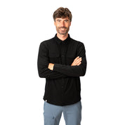 Mann trägt schwarzes Wanderhemd, perfekt geeignet für Outdoor Aktivitäten und Alltag 