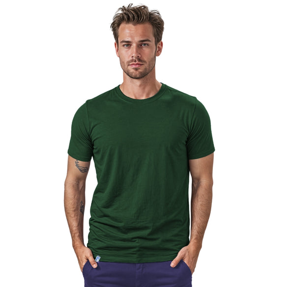 Merino T-Shirt Herren 150 g/m², getragen von einem Mann, zeigt Funktionalität und Langlebigkeit, ideal für Outdoor-Aktivitäten mit Corespun Merinowolle-Technologie.