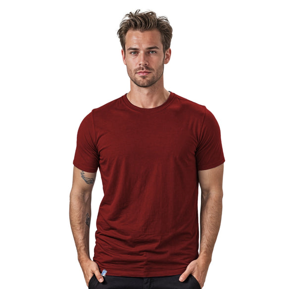 Mann treat rotes Merinwolle Funktionsshirt in angenehm klassischen Schnitt. Das T-Shirt ist atmungsaktiv und schnelltrocknend und langlebig dank Corespun Faden Technologie und ist ideal für Sport und Alltag.