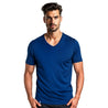 Merino V-Neck T-Shirt Herren: Mann trägt atmungsaktives, temperaturregulierendes T-Shirt aus Merinowolle, ideal für Outdoor-Aktivitäten und stilbewusste Herren.