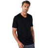 Merino V-Neck T-Shirt Herren: Mann in schwarzem Shirt hält Karte, ideal für Outdoor-Aktivitäten. Atmungsaktiv, temperaturregulierend, geruchsresistent, nachhaltig. Perfekte Wahl für stilbewusste Abenteurer.