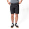 Model trägt schwarze kurze Wanderhose von Alpin Loacker