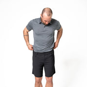 Model trägt schwarze kurze Wanderhose von Alpin Loacker
