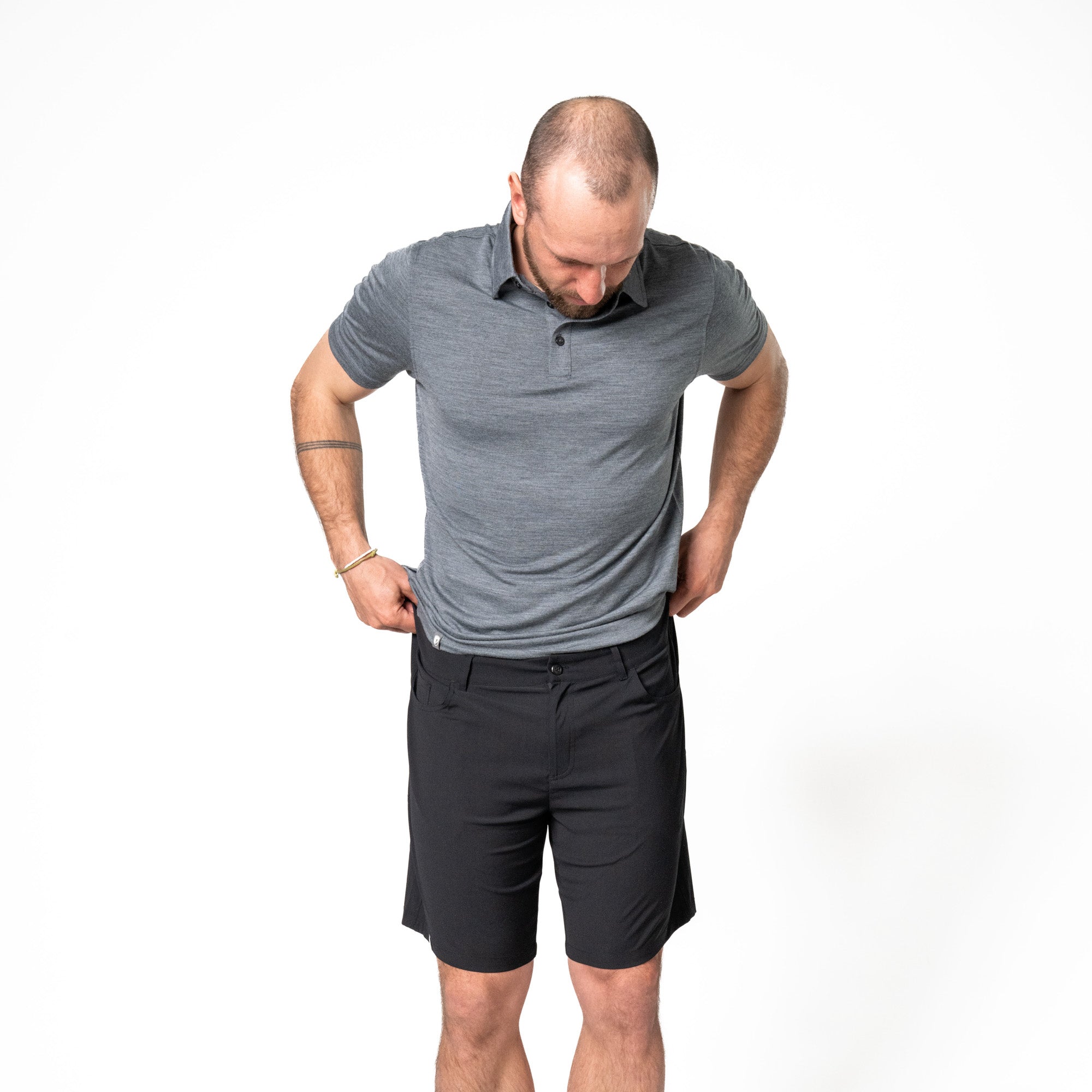 Model trägt schwarze kurze Wanderhose von Alpin Loacker