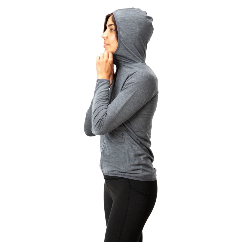 m² - ultrafein, trägt schwarze Leggings, justiert die Kapuze mit beiden Händen.