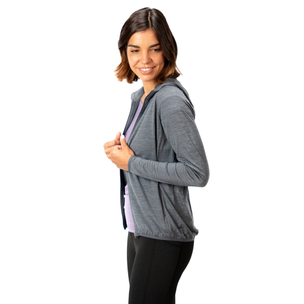 Frau in Alpin Loacker 100% Merinowolle Jacke Damen 160 g/m², schaut nach rechts, trägt sie über einem lavendelfarbenen Oberteil, ideal für Outdoor-Abenteuer und Alltag.