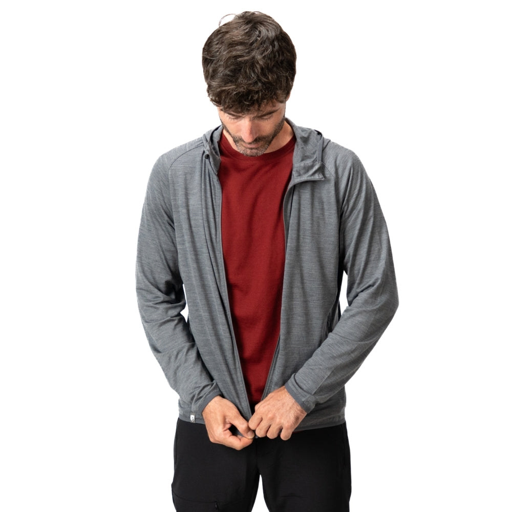 Mann zieht 100% Merinowolle Jacke Herren 160 g/m² - ultrafein zu, ideal für Komfort und Outdoor-Aktivitäten, mit sportlichem Schnitt und funktionalen Eigenschaften.