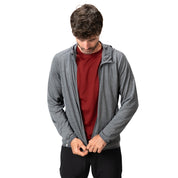 Mann zieht 100% Merinowolle Jacke Herren 160 g/m² - ultrafein zu, ideal für Komfort und Outdoor-Aktivitäten, mit sportlichem Schnitt und funktionalen Eigenschaften.