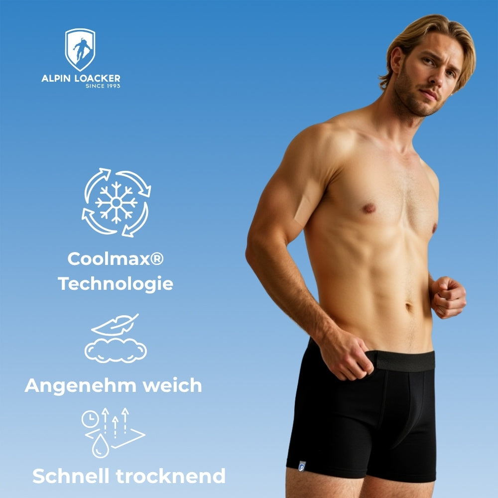 Modell in schwarzen Coolmax Merino Boxershorts Herren – 2er Set, mit Alpin Loacker Logo; Produktclaims: Coolmax® Technologie, angenehm weich, schnell trocknend.