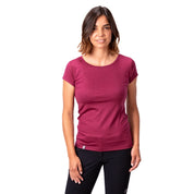 Frau trägt 100% Merino T-Shirt Damen 160 g/m²- ultrafein, ideal für Outdoor-Aktivitäten, bietet Komfort und Bewegungsfreiheit, perfekt für empfindliche Haut.