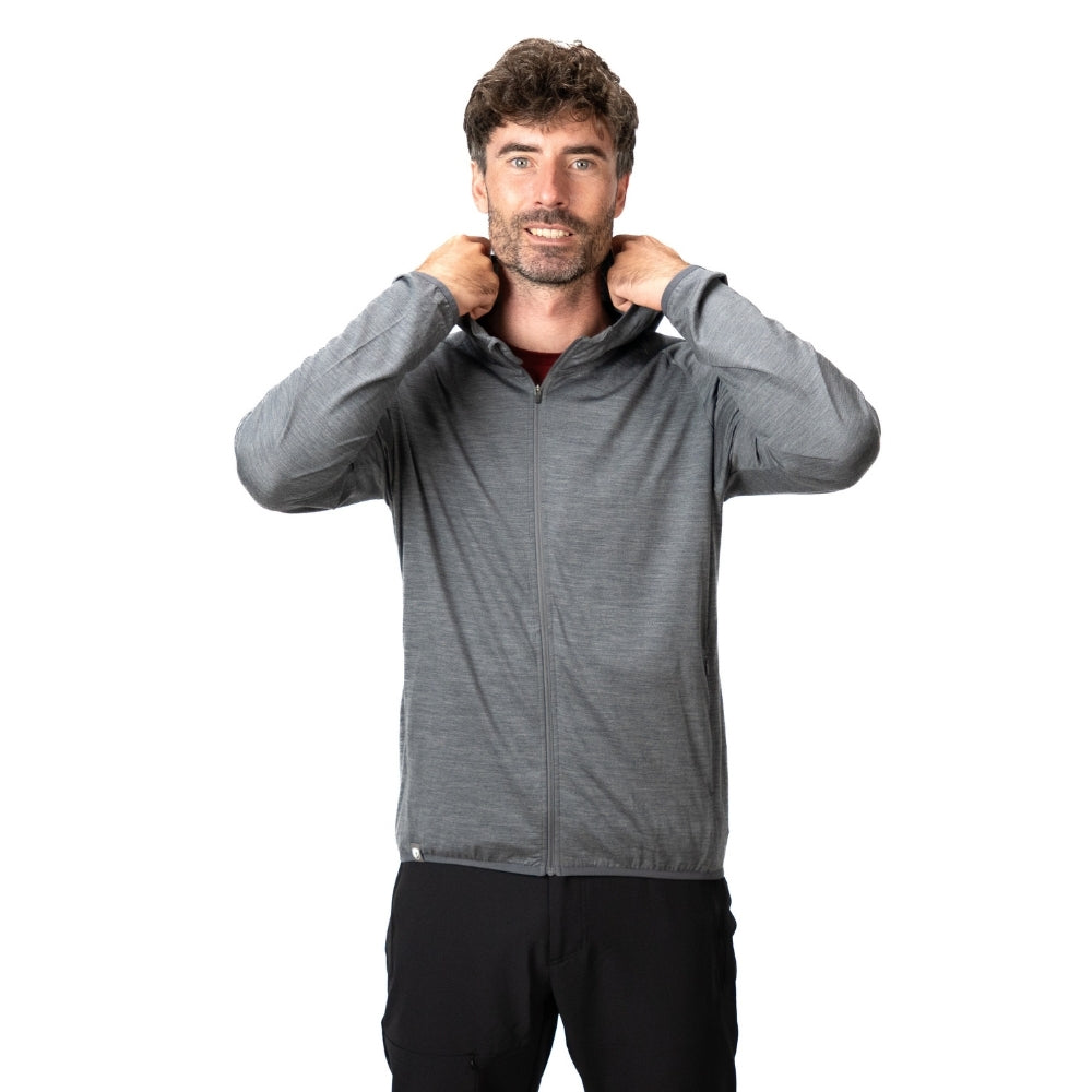 Mann in 100% Merinowolle Jacke Herren 160 g/m² - ultrafein, justiert Kapuze. Ideal für Outdoor, bietet Komfort, Atmungsaktivität und Geruchsresistenz.