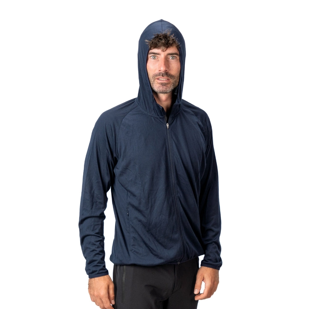 Mann in ultrafeiner 100% Merinowolle Jacke 160 g/m² von Alpin Loacker, ideal für Outdoor-Abenteuer, zeigt sportlichen Schnitt und Funktionalität.