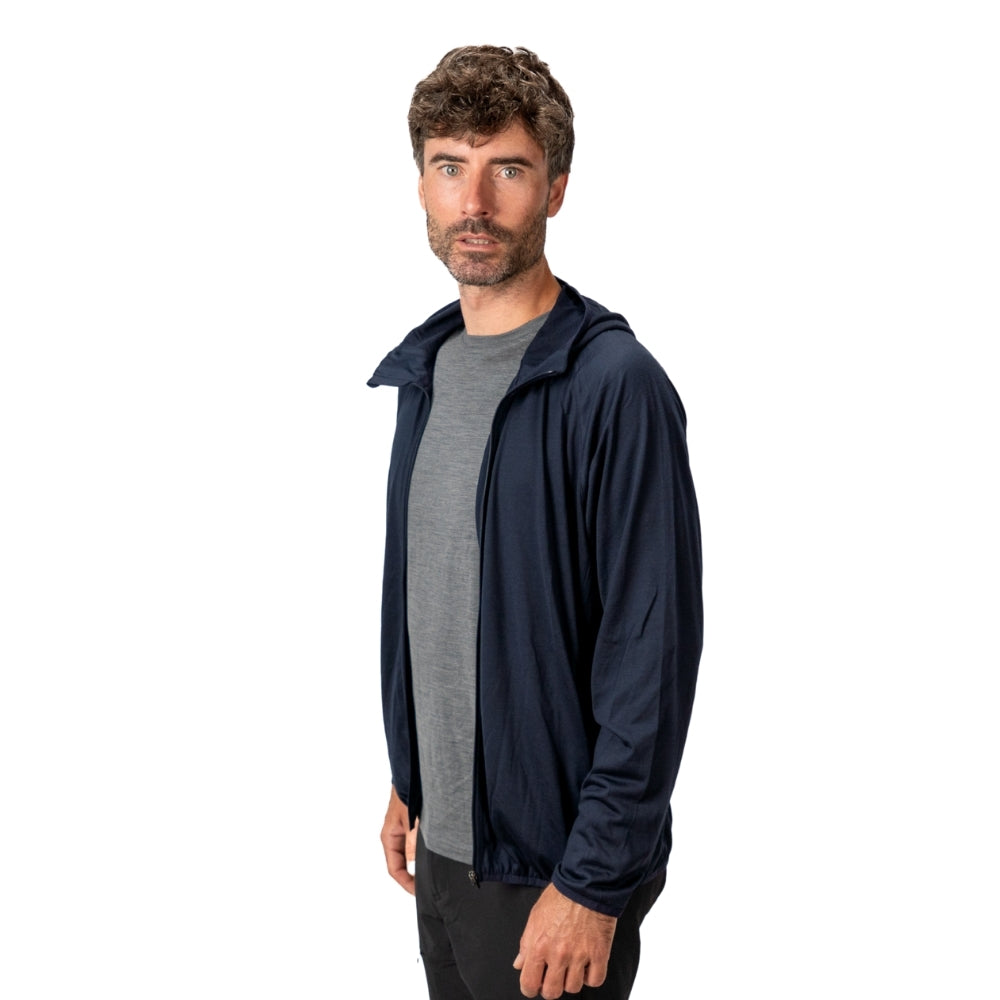Mann in dunkler, leichter 100% Merinowolle Jacke für Herren, ideal für Outdoor-Abenteuer; bietet Komfort, Atmungsaktivität und Funktionalität von Alpin Loacker.