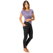 Frau trägt Merino Leggings/Hose Damen - 290 g/m2 mit Seitentaschen, ideal für Yoga und Reisen, bietet Bewegungsfreiheit und Komfort.