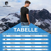 Größentabelle für das 100% Merino T-Shirt Herren 160 g/m² - ultrafein, mit Maßen für S-XXL und einem Mann in schwarzem T-Shirt vor Bergkulisse.