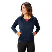 Frau in 100% Merinowolle Jacke Damen 160 g/m² - ultrafein, Hände in Taschen, ideal für Outdoor-Abenteuer und Alltag, bietet Komfort und Funktionalität.