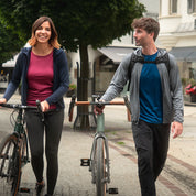 Mann mit FOCUS-Fahrrad trägt 100% Merinowolle Jacke Herren 160 g/m² - ultrafein, ideal für Outdoor-Abenteuer und täglichen Komfort.
