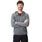 Mann trägt Alpin Loacker 100% Merinowolle Jacke Herren 160 g/m², ideal für Outdoor-Aktivitäten, bietet Komfort und Funktionalität.