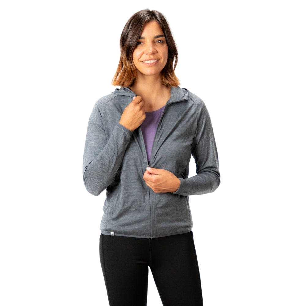 m² - ultrafein, ideal für Outdoor-Abenteuer, über lila T-Shirt und schwarzen Leggings, lächelnd beim Zuziehen des Reißverschlusses.