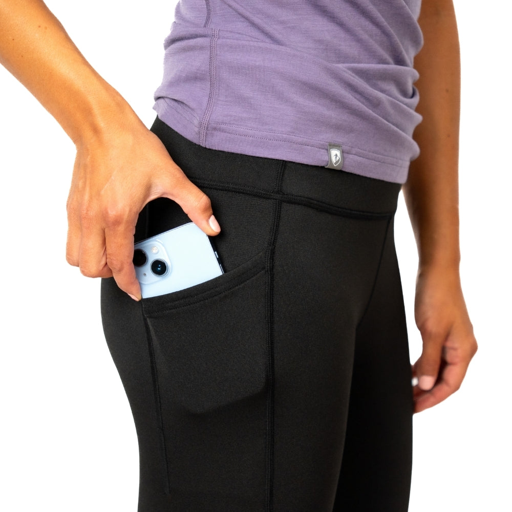 m2 mit seitlicher Tasche, in die ein Smartphone gesteckt wird, ideal für Yoga, Alltag und Reisen.