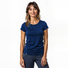 Frau trägt Merino T-Shirt Damen 150g/m2, ideal für Outdoor-Aktivitäten, vereint Komfort und Leistung durch Corespun Merinowolle mit synthetischen Fasern.