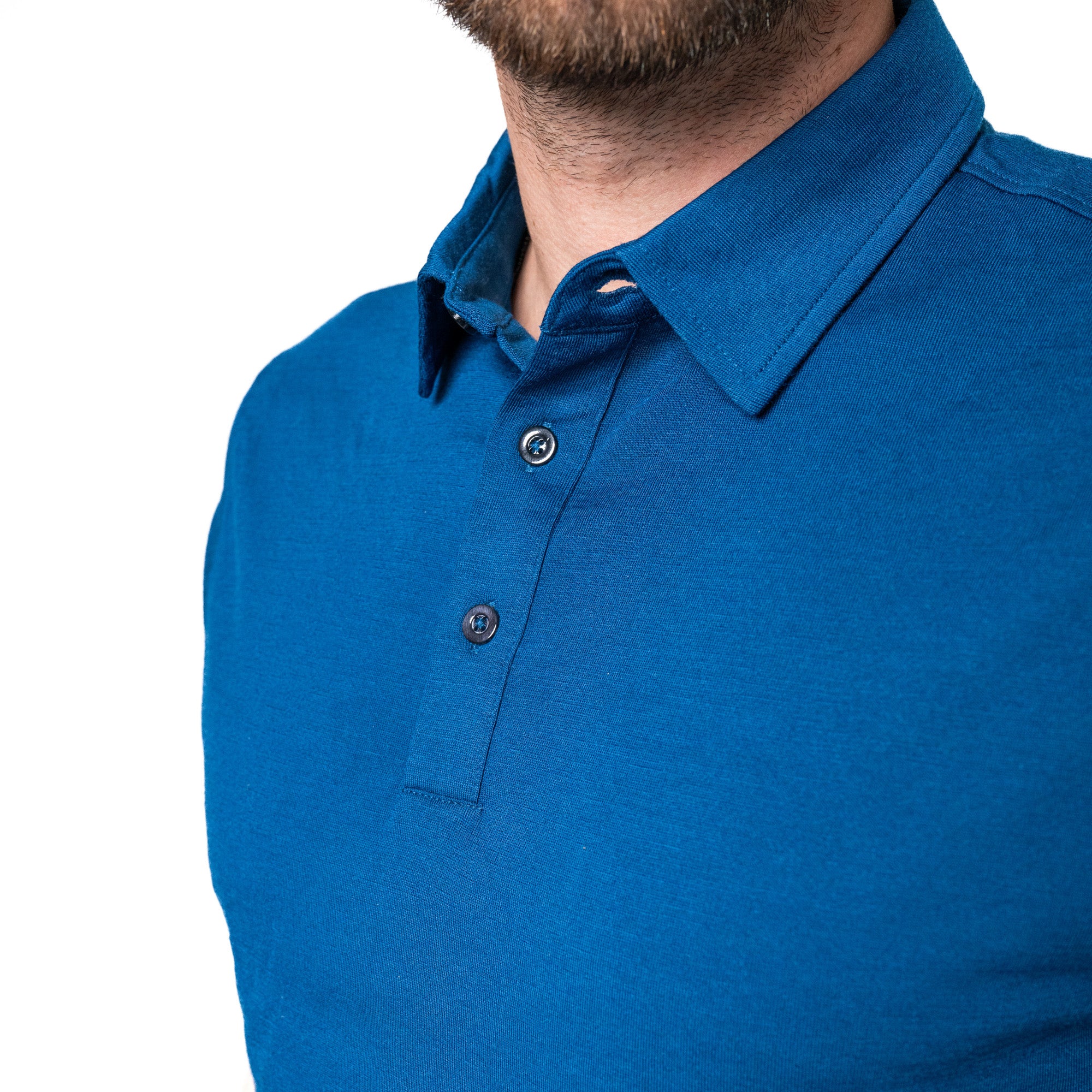Nahaufnahme der Knopfleiste des blauen Merino Coolmax Polos