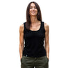 Donna nel CORESPUN Merino Tank Top Donna 150g/m2, ideale per attività all'aperto, sorride alla fotocamera. Scelta perfetta per sport, escursioni e viaggi.