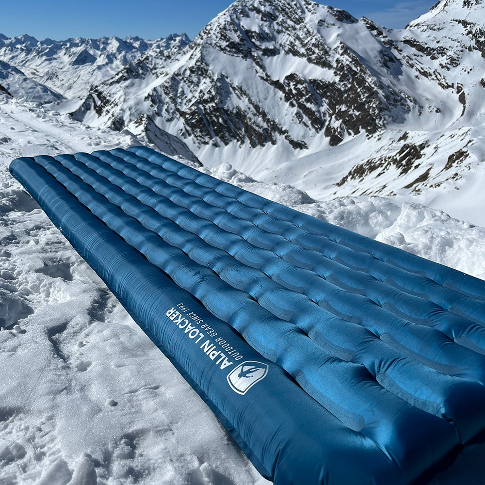 Leichte Isomatte für 4 Jahreszeiten auf Schnee, ideal für Outdoor-Abenteuer. Bietet hervorragende Isolation und Komfort, geeignet für Winter-Camping und Trekking.