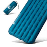 Light sleeping mat for 4 seasons: Blue inflatable R5 pad and pump bag from Alpin Loacker, ideal for outdoor adventures with excellent insulation and comfort.