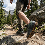 Ein KI generierter Wanderer läuft in den Alpin Loacker Lightway Trailschuhen in der Natur