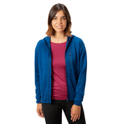 Eine Frau trägt einen 100% Merino Sport Hoody mit Zip Damen - 230g/m2, ideal für Outdoor-Aktivitäten, mit praktischer Brusttasche und lockerem Schnitt.