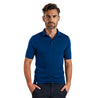 Merino Polo Shirt Herren: Mann trägt blaues Merino Poloshirt, ideal für Outdoor-Aktivitäten, atmungsaktiv, temperaturregulierend und geruchsresistent. Perfekt für Alltag und Natur.