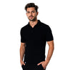 Mann trägt Merino Polo Shirt Herren, ideal für Outdoor-Aktivitäten. Elegantes Design mit Knopfleiste und Kragen, aus atmungsaktiver, geruchsresistenter Merinowolle.