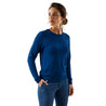 Frau trägt Merino Langarmshirt Damen 150 g/m², ideal für Outdoor-Aktivitäten. Hergestellt aus CORESPUN Merinowolle, bietet es Komfort, Atmungsaktivität und Geruchsneutralität.