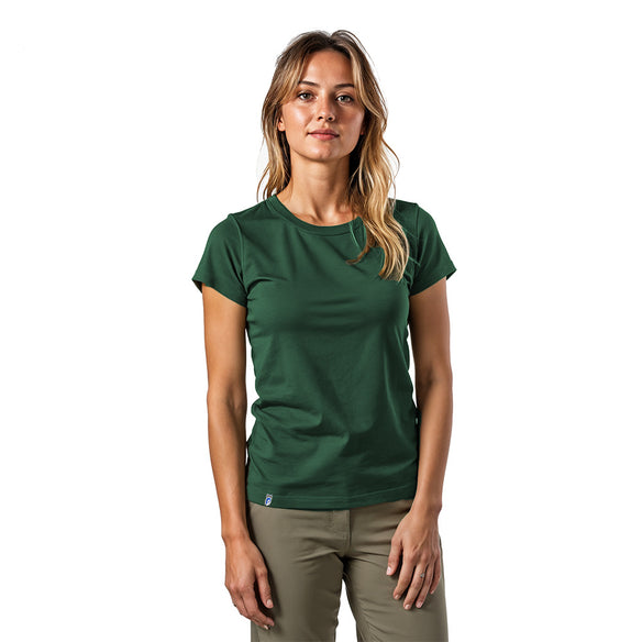 Merino T-Shirt Damen 150g/m2: Frau trägt grünes Performance-Shirt aus Corespun Merinowolle, ideal für Outdoor-Aktivitäten, bietet Komfort und Langlebigkeit.