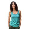 Donna indossa il Tank Top Merino Donna 150g/m2, ideale per attività all'aperto; offre regolazione della temperatura, neutralità degli odori e durata grazie alla tecnologia CORESPUN.