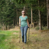 Frau im Wald mit Teleskop Nordic Walking Stöcken aus Aluminium von Alpin Loacker, verstellbar und ergonomisch für komfortables Wandern.