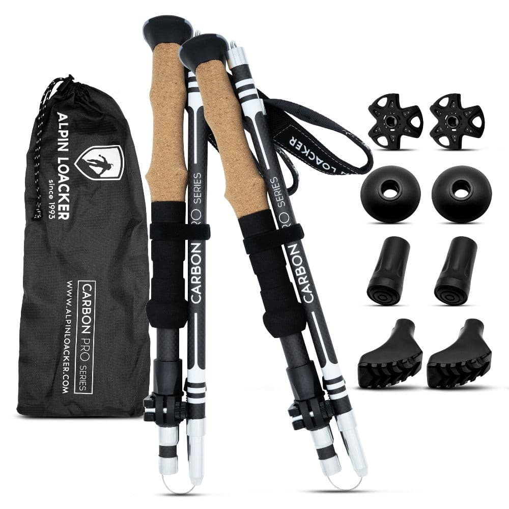 Faltbare Wanderstöcke aus Carbon mit Korkgriffen, Zubehör wie Schneeteller, Gummispitzen und Transporttasche, ideal für anspruchsvolle Outdoor-Aktivitäten.