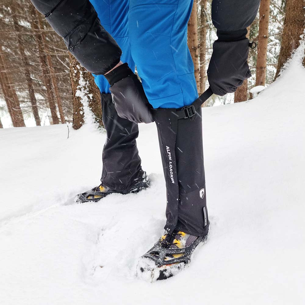 Person trägt Gamaschen 3 Lagen zum Wandern im Schnee, schützt Beine vor Nässe. Ideal für Outdoor-Aktivitäten bei Alpin Loacker verfügbar.