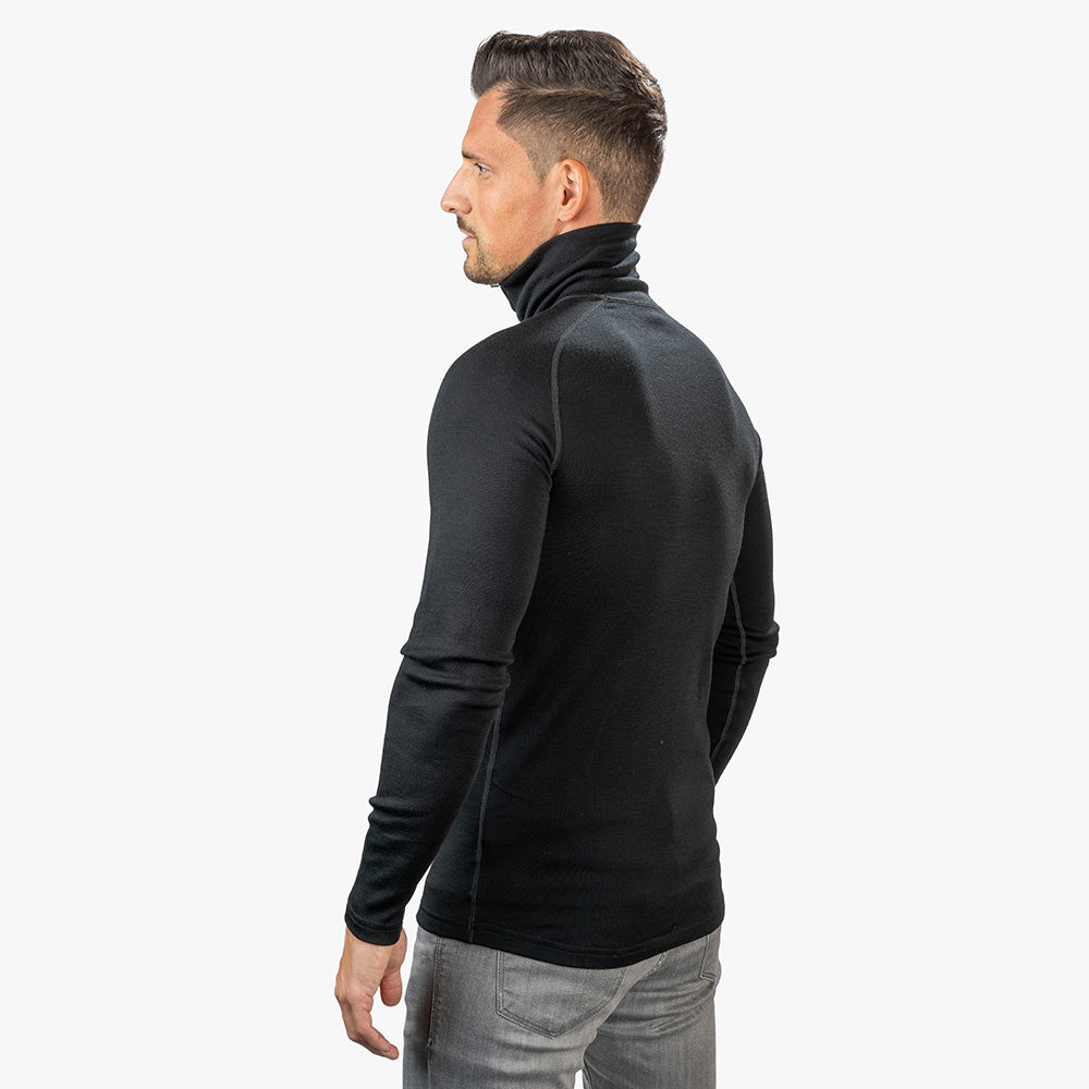 Merino Langarmshirt mit Zip Herren 230 g/m², getragen von einem Mann. Ideal für Outdoor-Aktivitäten, bietet Komfort und Funktionalität durch hochwertige Merinowolle.