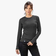 Frau trägt Merino Langarm Shirt Damen 230 g/m2 aus 100% Merinowolle, ideal für Outdoor-Aktivitäten und mehrtägige Wanderungen, bietet Komfort und Bewegungsfreiheit.
