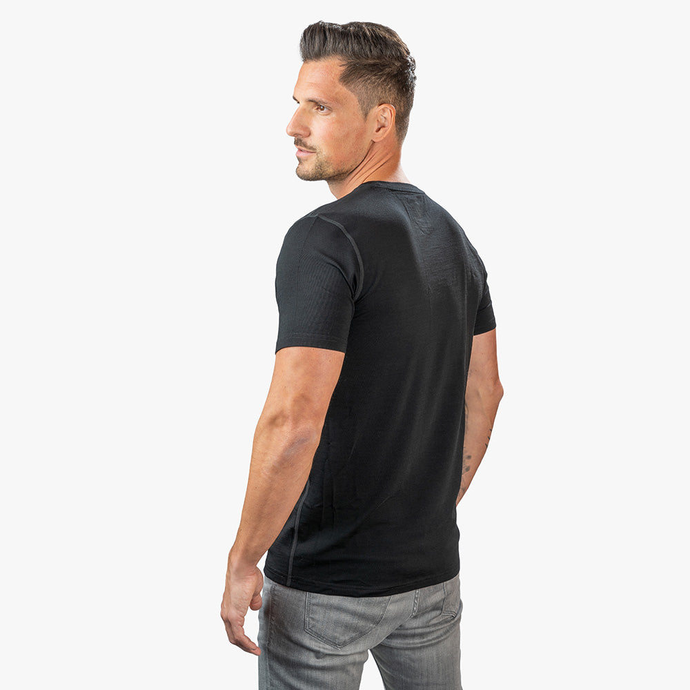 Mann trägt Merino T-Shirt Herren 150 g/m², ideal für Outdoor-Aktivitäten, vereint Komfort und Leistung durch Corespun-Merinowolle. Perfekt für Wandern und Fitness.