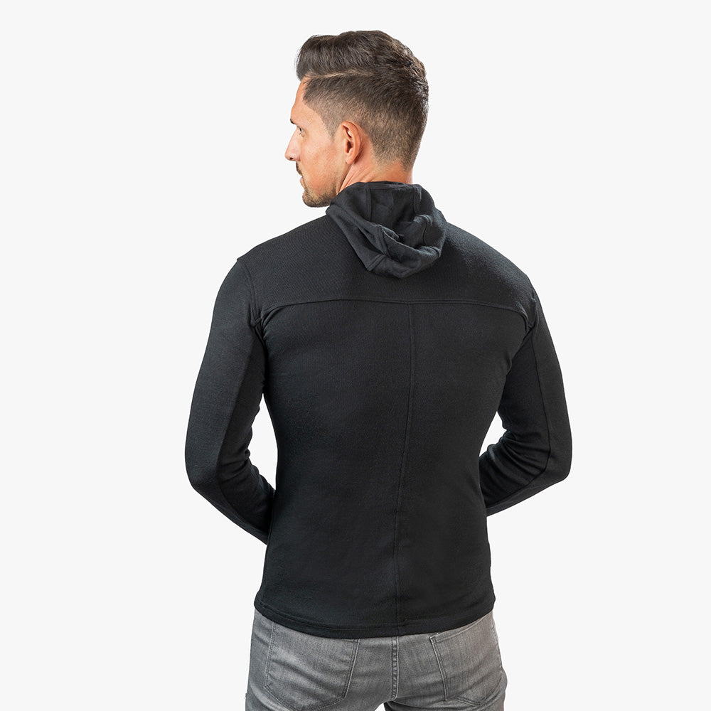 m2 aus feiner Merinowolle, ideal für Outdoor-Aktivitäten; lässiger Schnitt, körpernahe Kapuze, perfekt unter Helmen tragbar.