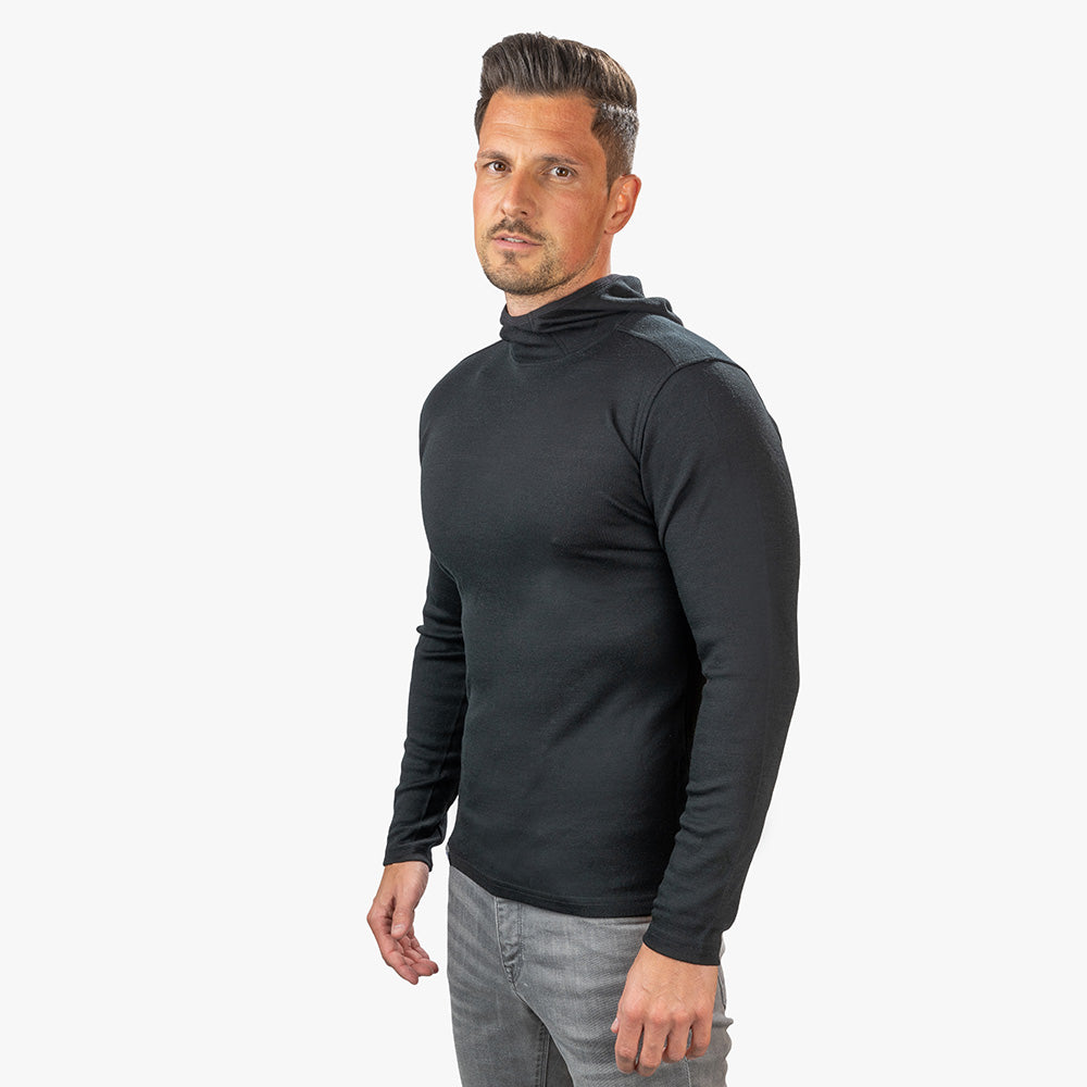 m2: Mann im schwarzen Merino-Hoody, ideal für Sport und Alltag, aus 100% feiner Merinowolle, temperaturregulierend und antibakteriell.