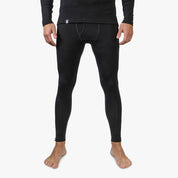 Mann trägt Lange Merino Unterhose Herren 150 g/m2, ideal für Outdoor-Aktivitäten, aus strapazierfähigem, geruchsresistentem Merino-Material mit CORESPUN-Technologie für Klima- und Tragekomfort.