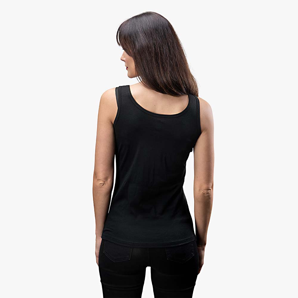 Frau trägt Merino Tank Top Damen 150g/m2, ideal für Outdoor-Aktivitäten. Hergestellt aus Merinowolle mit CORESPUN-Technologie für Komfort und Langlebigkeit.
