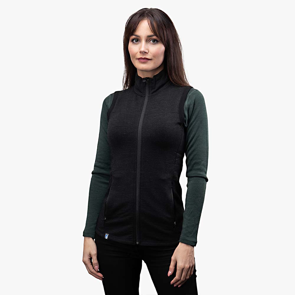 m2, sportlich figurbetont, ideal als Midlayer für Outdoor-Aktivitäten bei alpinloacker.com erhältlich.