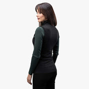 Frau trägt die Merino Weste Damen 270g/m² von Alpin Loacker, sportlich geschnitten, ideal für Outdoor-Aktivitäten und kühle Tage.