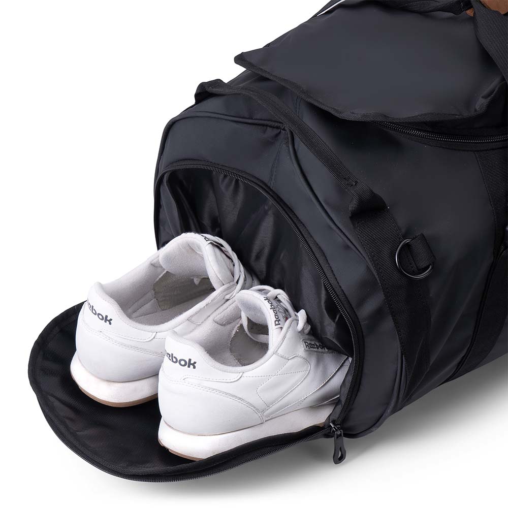 Reisetasche: Alpin Loacker Duffel Bag mit weißen Sneakern im separaten Schuhfach, ideal für Outdoor-Abenteuer, wandelbar zum Rucksack, wasser- und schmutzabweisend.